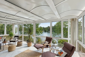Heller Wintergarten mit Relaxliegen, Sitzbereich und herrlichem Blick auf die Weser in der Ferienwohnung in Hameln