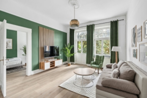 Wohnzimmer der Ferienwohnung in Hameln mit großer Schlafcouch, Smart-TV und Holzakzenten