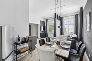 Offener Wohn- und Essbereich der Ferienwohnung in Hameln mit moderner Küche und gemütlichem Wohnzimmer