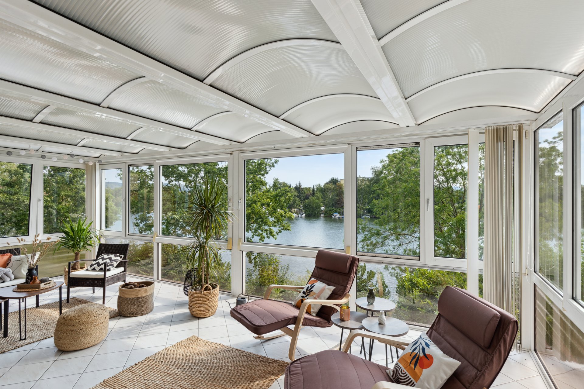 Wintergarten mit direktem Blick auf die Weser in der Ferienwohnung Chillout-Loft Hameln