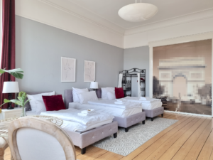 Elegantes Schlafzimmer im Paris-Stil mit Doppelbett und Smart-TV in der Ferienwohnung in Hameln ‘Jugendstil trifft Moderne’
