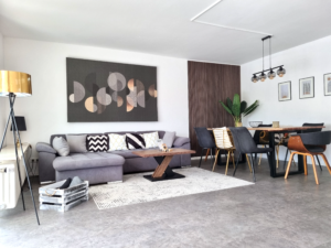 Heller Wohn- und Essbereich mit großer Couch, Esstisch für acht Personen und stilvoller Einrichtung in der Ferienwohnung in Hameln